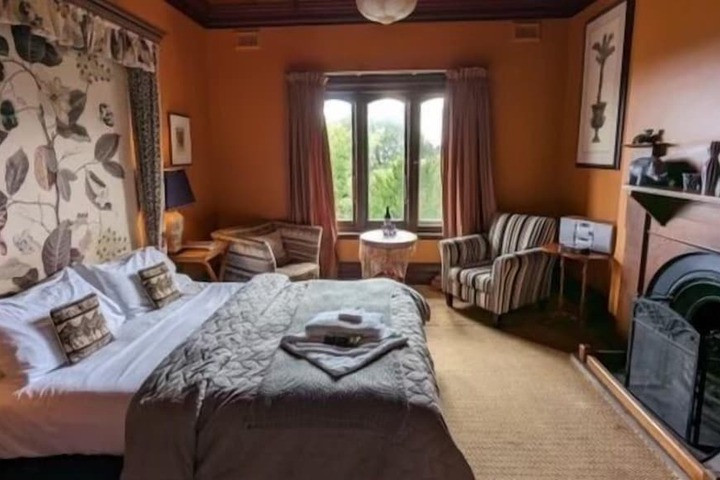 Room 9 of 14