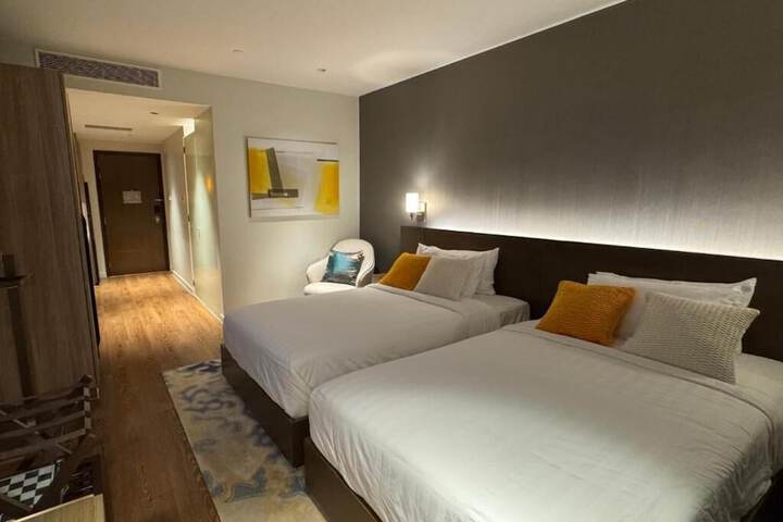 Room 4 of 17