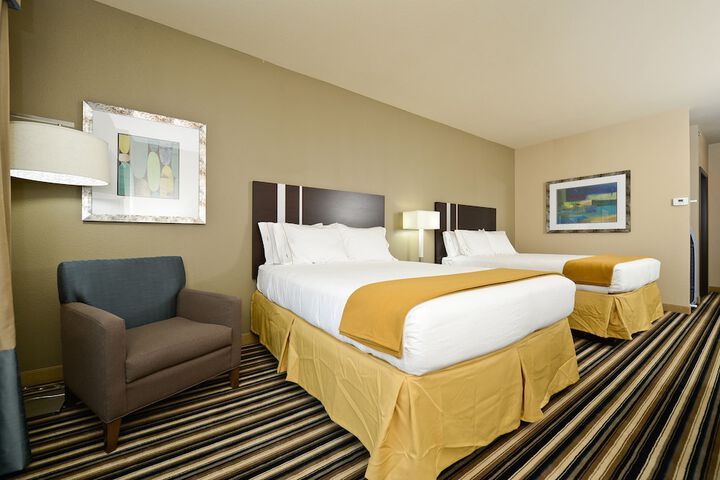 2 Queen Beds (10 of 15)