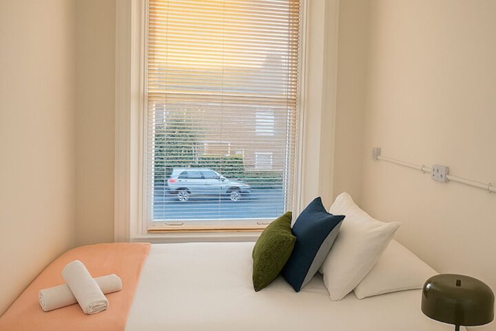Room 6 of 14