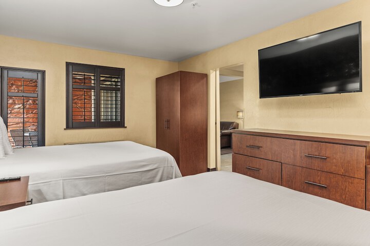 2 Queen Beds (31 of 38)