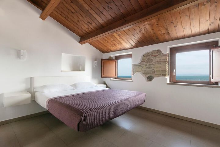 Room 8 of 42