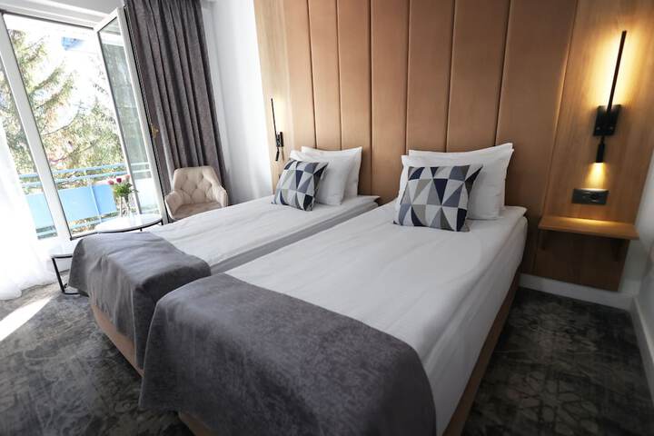 Room 9 of 18