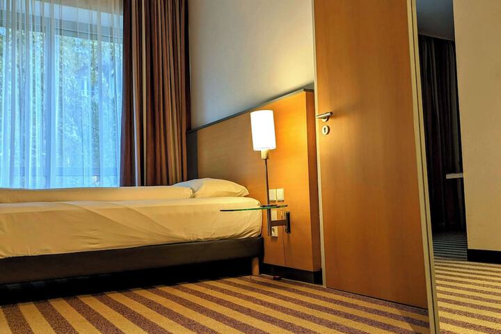 Room 16 of 38