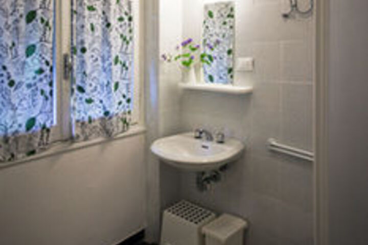 Room 4 of 73