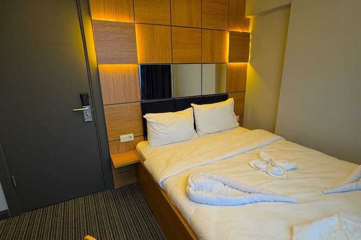 Room 4 of 6