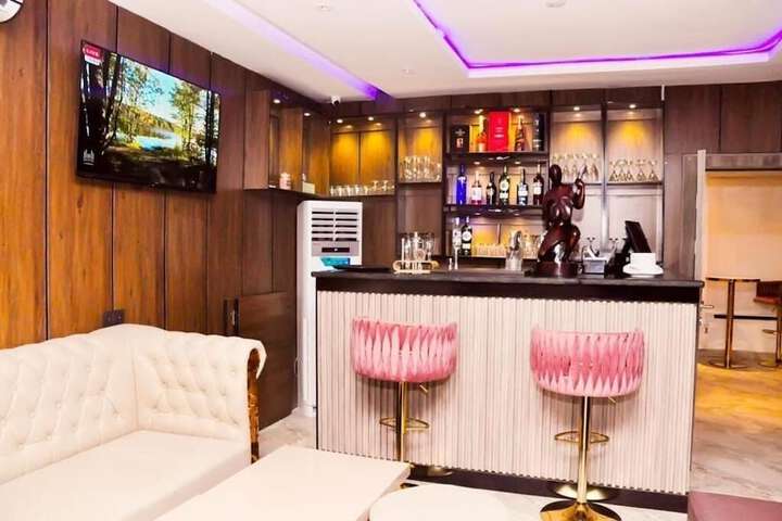 Lounge 10 of 13