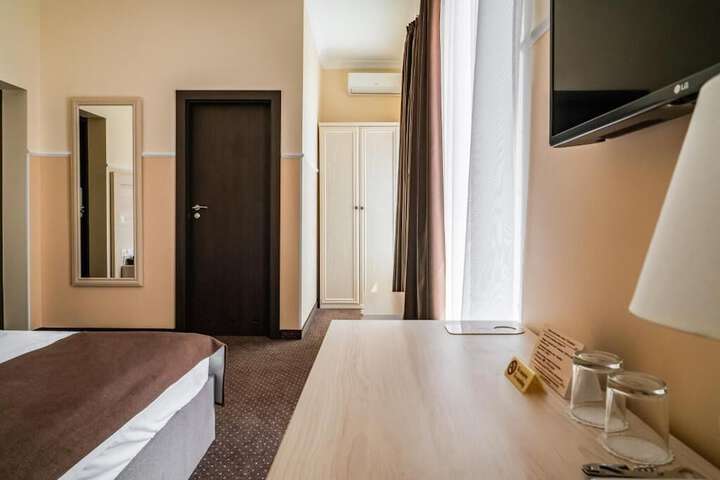 Room 11 of 32