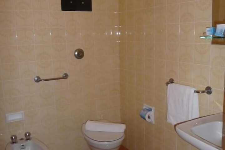 Room 12 of 27