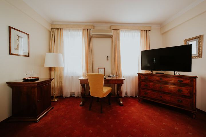 Room 6 of 32