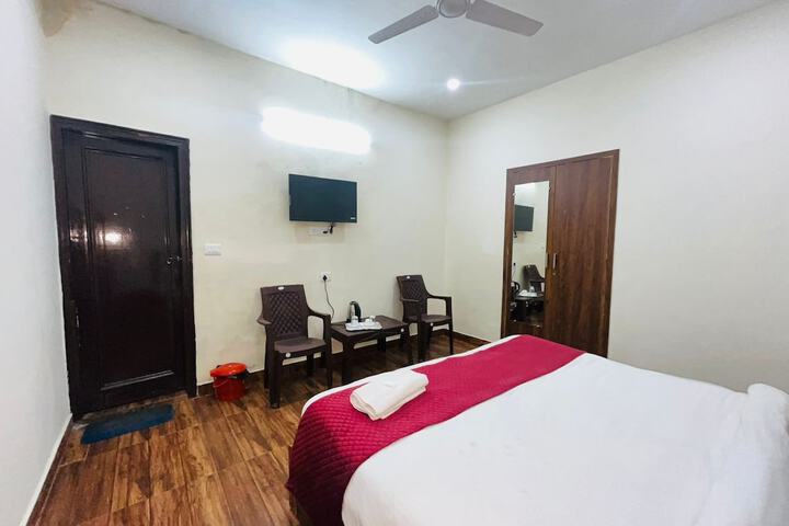 Room 8 of 12