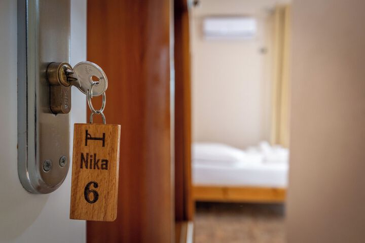 Room 34 of 178