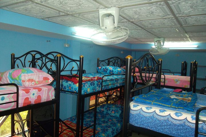 Room 13 of 32