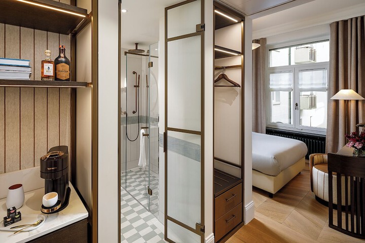 Room 32 of 60