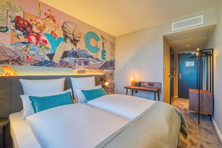 Room 16 of 32