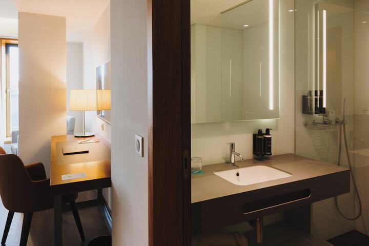 Room 44 of 101