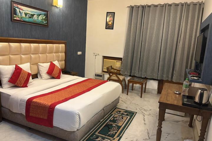 Room 4 of 16