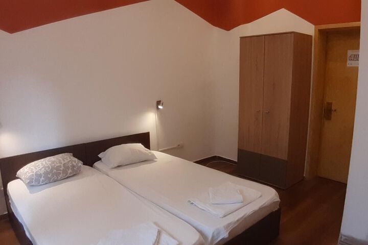 Room 34 of 86