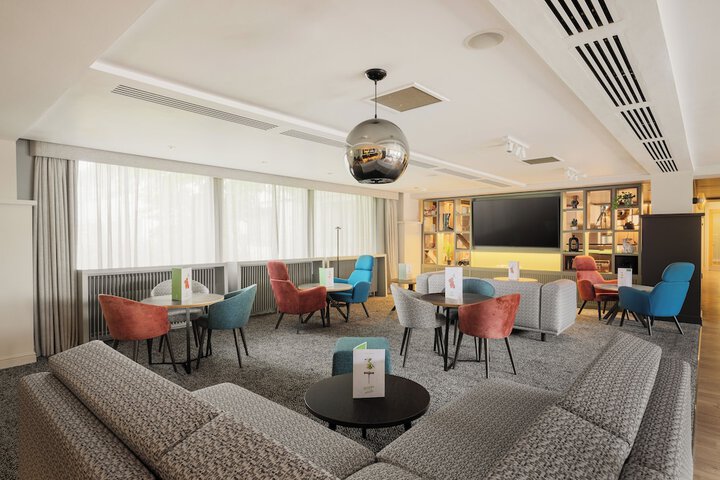 Lounge 114 of 134