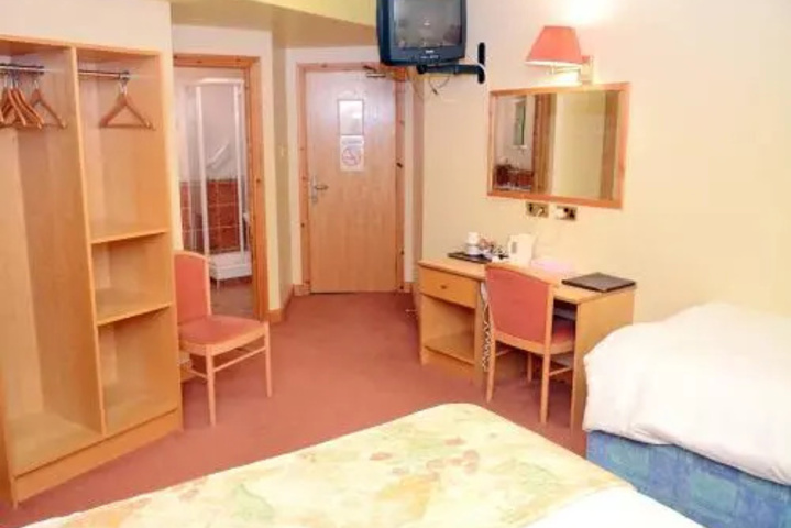 Room 4 of 8