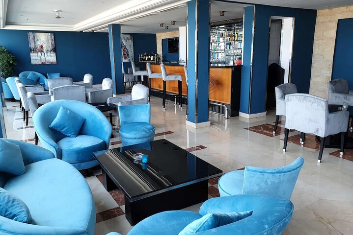 Lounge 30 of 36