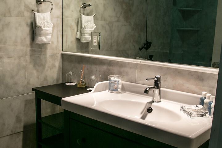 Bathroom sink