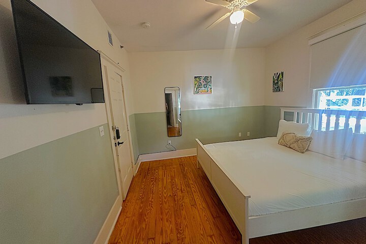 1 King Bed (4 of 15)