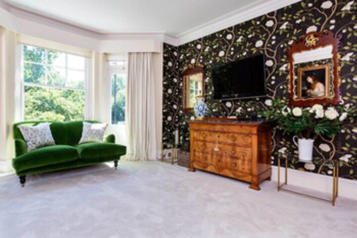 Room 4 of 12