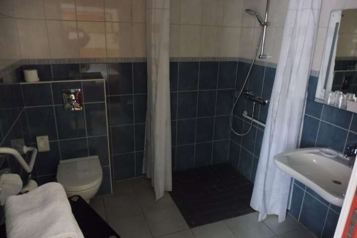 Room 72 of 118