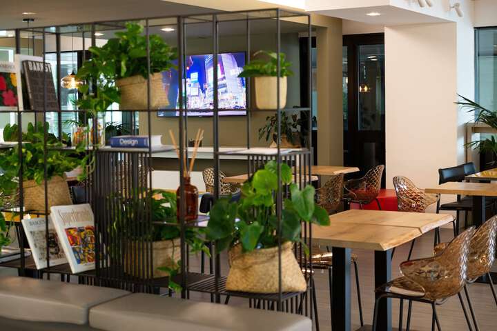 Lounge 74 of 111