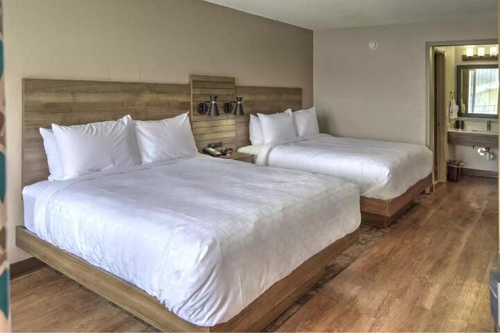 2 Queen Beds (7 of 15)