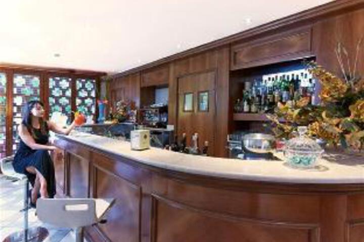 Lounge 9 of 23