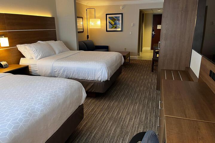 2 Queen Beds (7 of 11)