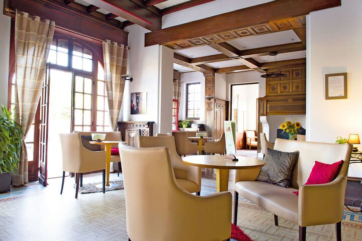 Lounge 43 of 56