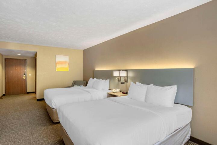 2 Queen Beds (1 of 7)