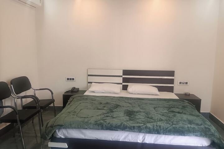 Room 9 of 12