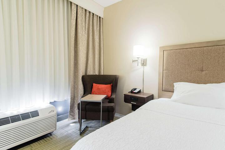 Deluxe Room 1 King Bed (7 of 33)