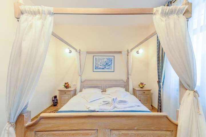 Room 10 of 90