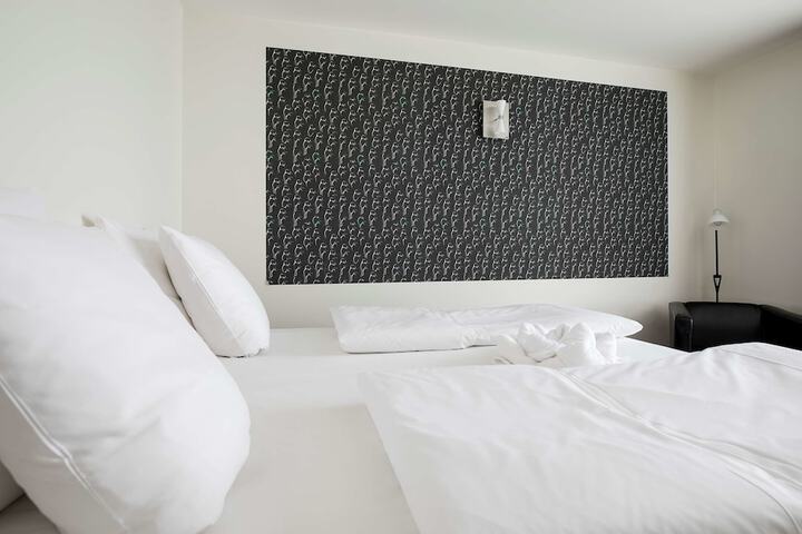 Room 6 of 125