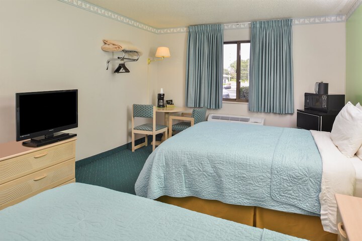 2 Queen Beds (5 of 6)