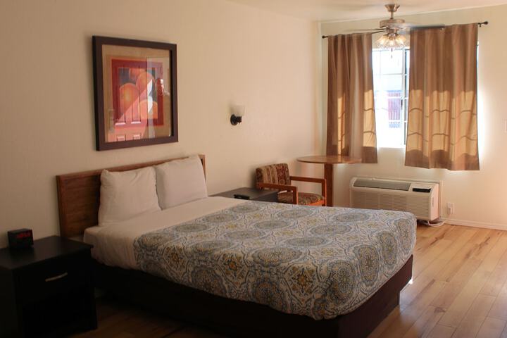 1 Queen Bed (21 of 24)