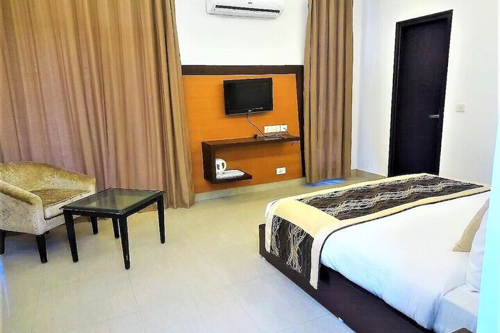 Room 7 of 12