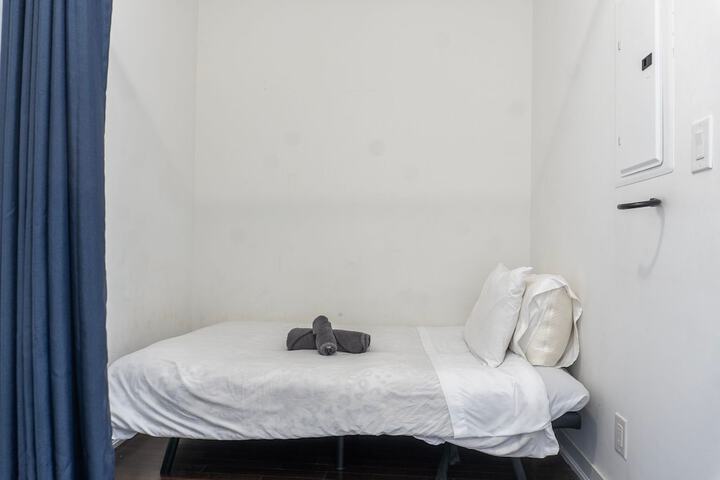 Room 27 of 354