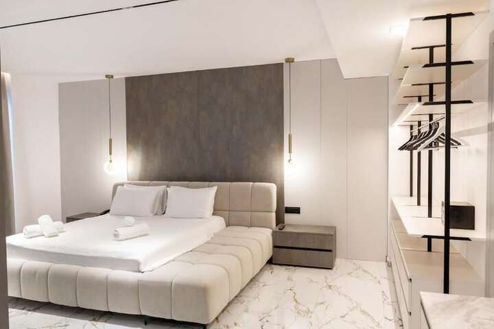 Room 5 of 80