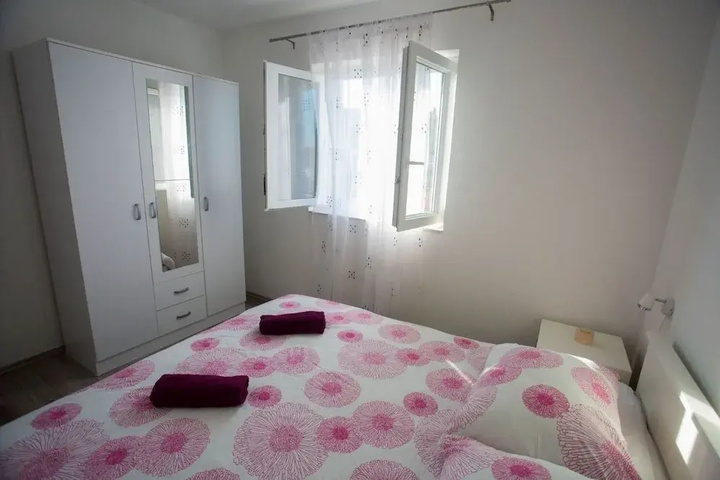 Room 4 of 10