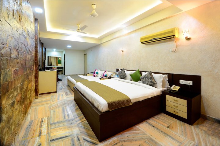 Room 13 of 31