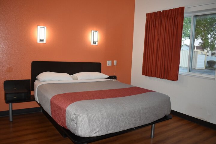 1 Queen Bed (2 of 2)