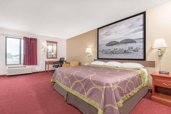 1 King Bed Deluxe Room (7 of 10)