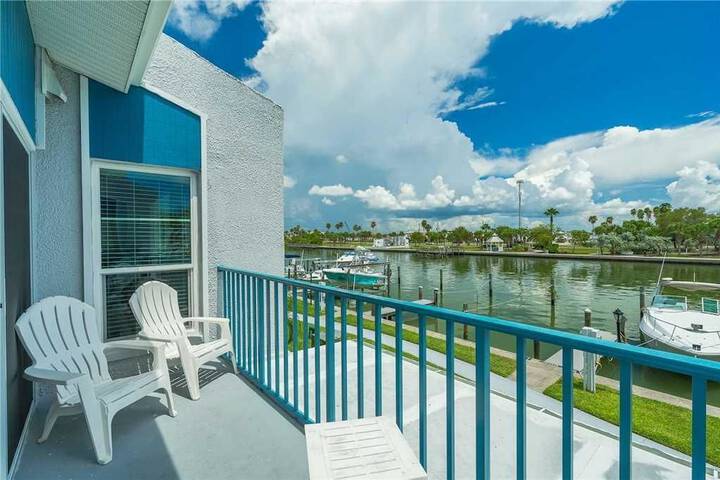 Madeira Beach Yacht Club 329g Pool Access Wifi Spa in St. Pete Beach, FL