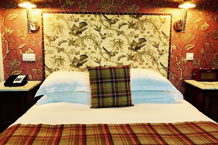 Room 3 of 33